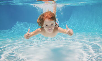 Μη σερφάρετε στο κινητό όταν τα παιδιά κολυμπούν - Υπάρχει κίνδυνος πνιγμού