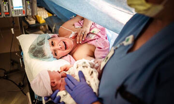 Φωτογραφίες τοκετού: Η συγκίνηση των μαμάδων όταν αντικρίζουν για πρώτη φορά το μωρό τους