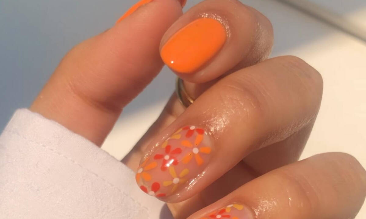 Orange nails: 10 μανικιούρ σε όλες τις αποχρώσεις του πορτοκαλί για να τονίσεις το μαύρισμά σου