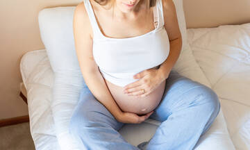 Εγκυμοσύνη: Πώς να αντέξετε τη ζέστη τις μέρες του καύσωνα