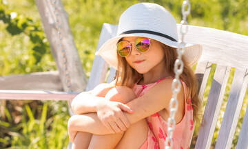 Πρέπει τα παιδιά να φορούν γυαλιά ηλίου; Τι λένε οι ειδικοί 