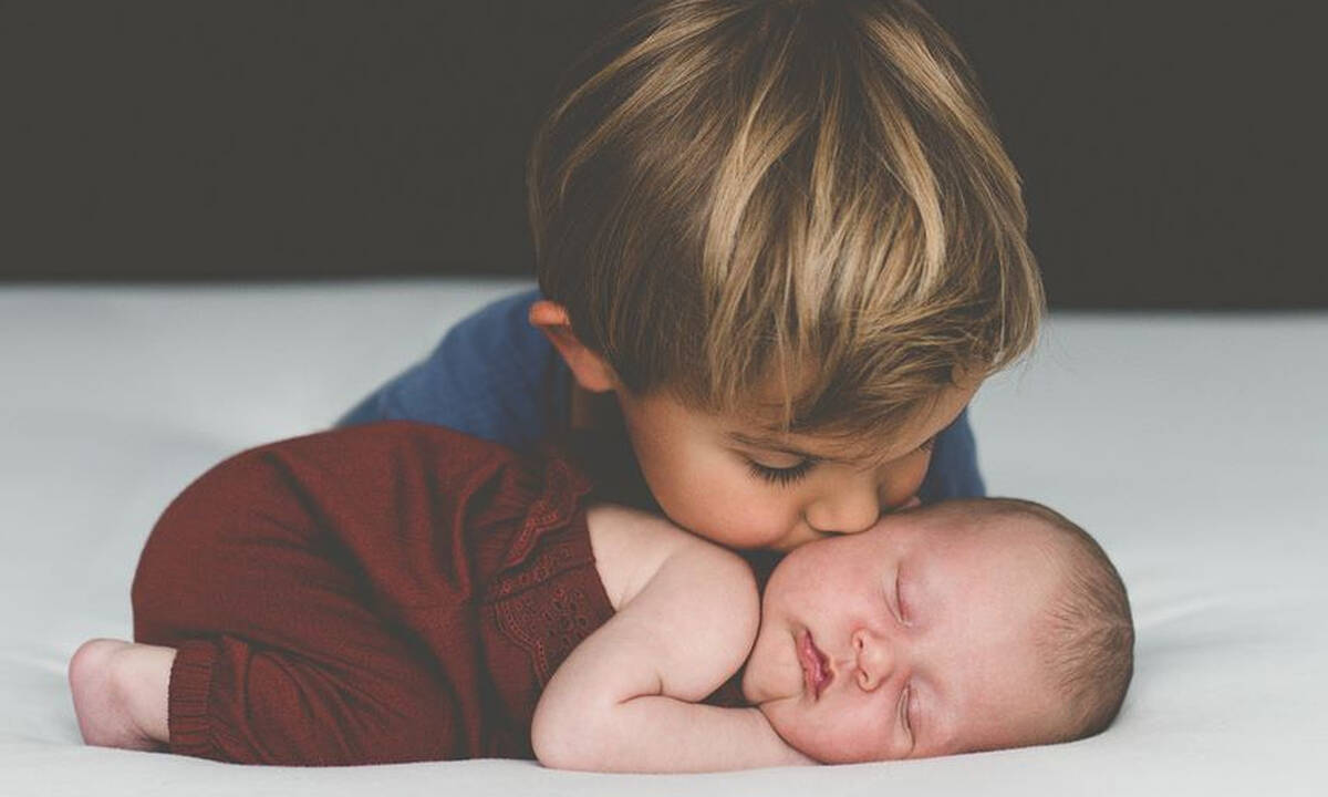 Δέκα υπέροχες φωτογραφίες παιδιών με το νεογέννητο αδελφάκι τους 